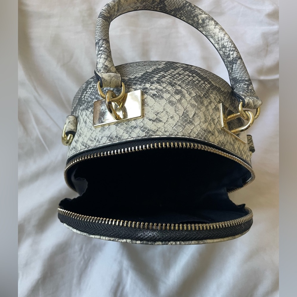 Guess Bag - Picture 2 of 3